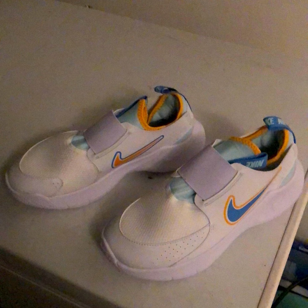 Nike Flex Runner size 4.5y / Woman’s size 6